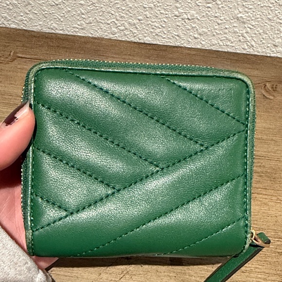 Tory Burch Quilted Green Wallet with Gold Logo - Picture 2 of 11